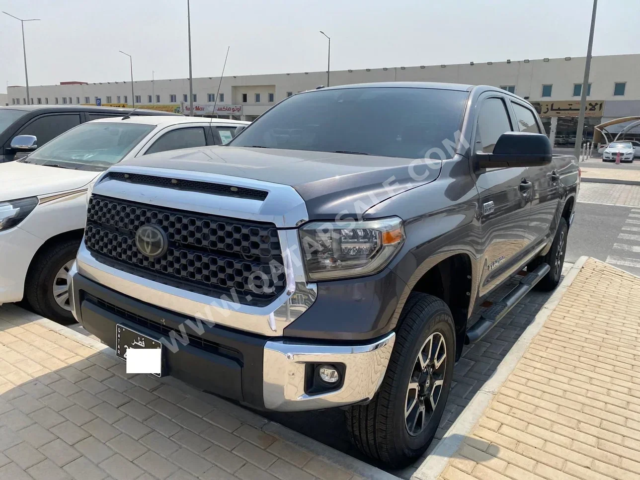 Toyota  Tundra  2018  Automatic  185,000 Km  8 Cylinder  Four Wheel Drive (4WD)  Pick Up  Gray