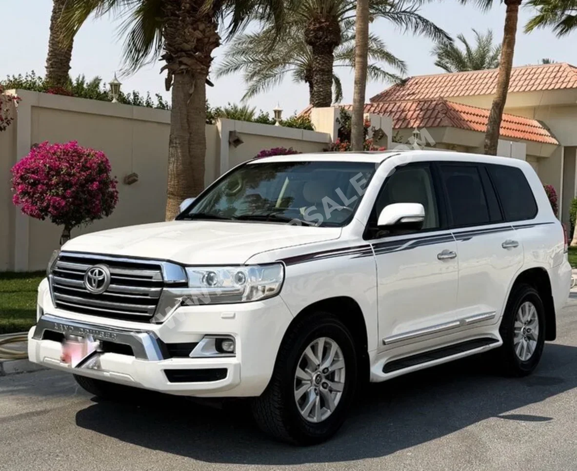 Toyota  Land Cruiser  GXR  2017  Automatic  420,000 Km  8 Cylinder  Four Wheel Drive (4WD)  SUV  White
