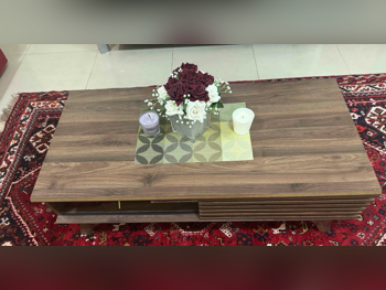 الطاولات والخزائن الجانبية طاولة متعددة الاستخدامات  - بنى