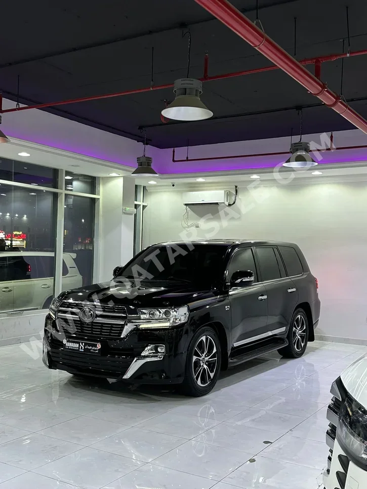 Toyota  Land Cruiser  VXS  2018  Automatic  297,000 Km  8 Cylinder  Four Wheel Drive (4WD)  SUV  Black