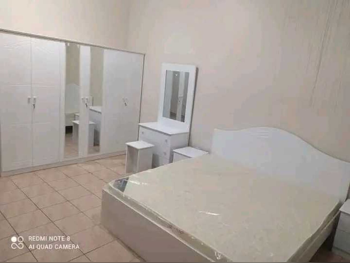 أطقم غرف نوم - قطر ديزاين  - سرير كينج ، مرتبة ، مقعد طويل مع طاولتين أسّرة جانبية ومصابيح طاولة  - أبيض