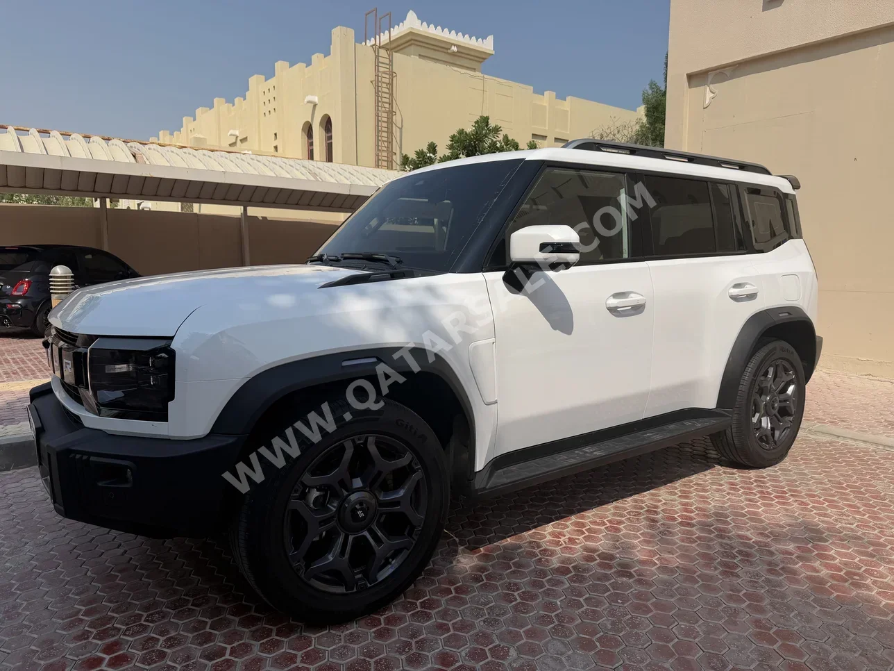 Jetour  T2  Luxury  2025  Automatic  16,000 Km  4 Cylinder  All Wheel Drive (AWD)  SUV  White and Black  With Warranty