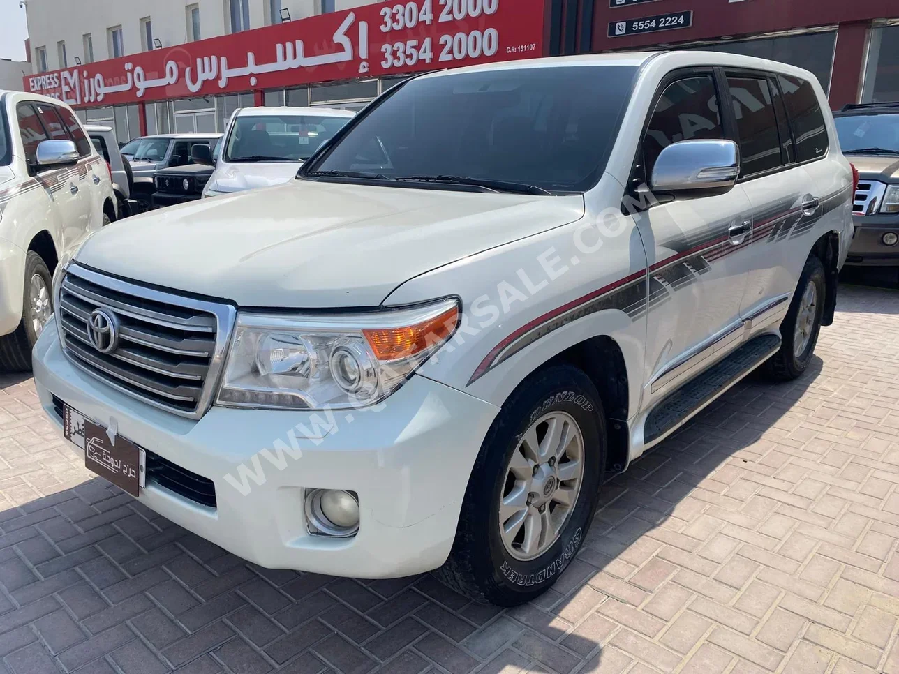 تويوتا  لاند كروزر  جي اكس ار  2013  اوتوماتيك  288,000 كم  8 سلندر  دفع رباعي  اس يو في  أبيض