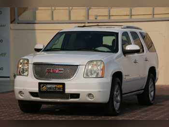 جي ام سي يوكون دينالي 2009 اوتوماتيك 224,000 كم 8 سلندر دفع رباعي اس يو في أبيض