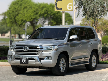 Toyota  Land Cruiser  GXR  2016  Automatic  216,000 Km  6 Cylinder  Four Wheel Drive (4WD)  SUV  Gray