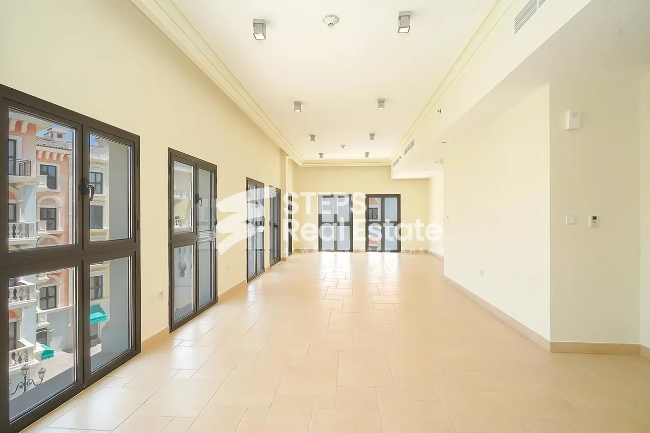 3 غرف نوم  شقة  للايجار  في الدوحة -  اللؤلؤة  نصف مفروشة