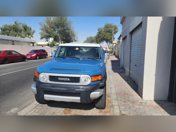 Toyota FJ Cruiser 2013 Automatic 192,000 Km 6 Cylinder Four Wheel Drive (4WD) SUV Blue and White