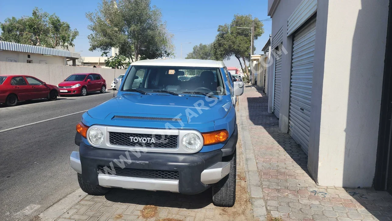 Toyota  FJ Cruiser  2013  Automatic  192,000 Km  6 Cylinder  Four Wheel Drive (4WD)  SUV  Blue and White