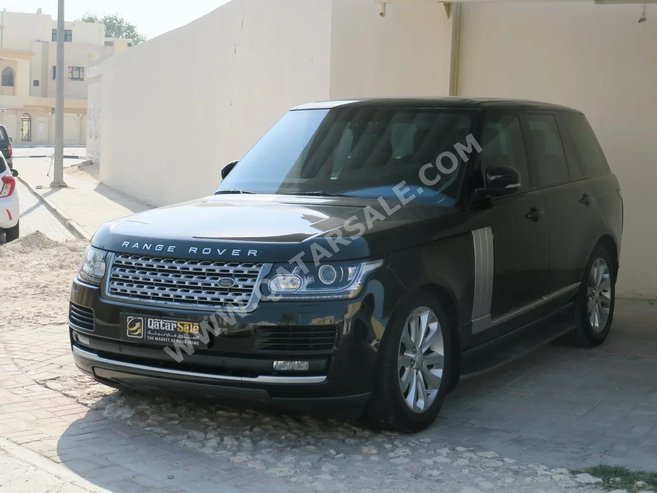 Land Rover  Range Rover  Vogue  2014  Automatic  57,000 Km  8 Cylinder  Four Wheel Drive (4WD)  SUV  Black