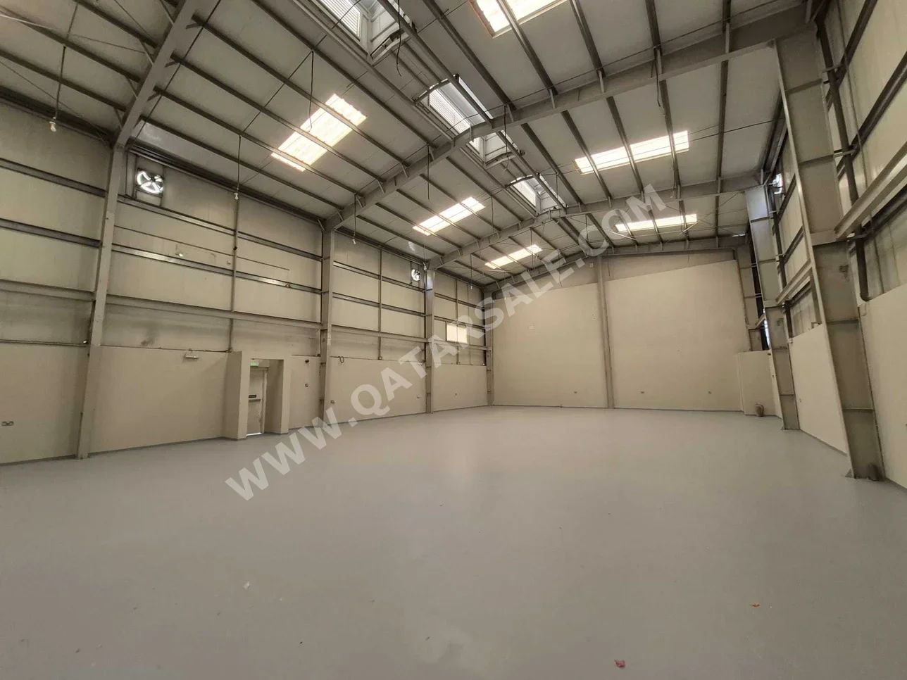 Warehouses & Stores - Al Wakrah  - Wadi Aba Seleel  -Area Size: 1000 Square Meter