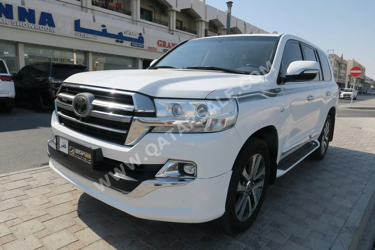 Toyota  Land Cruiser  VXR  2019  Automatic  153,000 Km  8 Cylinder  Four Wheel Drive (4WD)  SUV  White