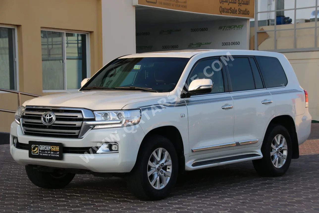 Toyota  Land Cruiser  VXR  2016  Automatic  206,000 Km  8 Cylinder  Four Wheel Drive (4WD)  SUV  White