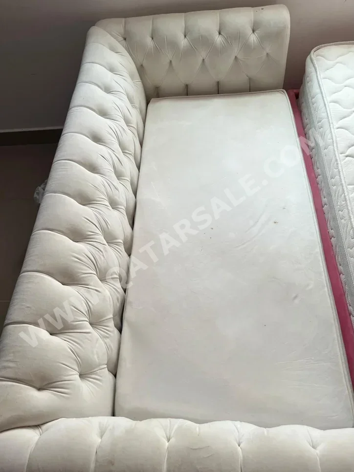 الأرائك والكنب والكراسي كرسي بذراعين  - أبيض