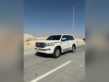 تويوتا لاند كروزر في اكس ار 2020 اوتوماتيك 226,000 كم 8 سلندر دفع رباعي اس يو في أبيض