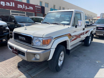 Toyota  Land Cruiser  LX  2014  Manual  355,000 Km  6 Cylinder  Four Wheel Drive (4WD)  Pick Up  White