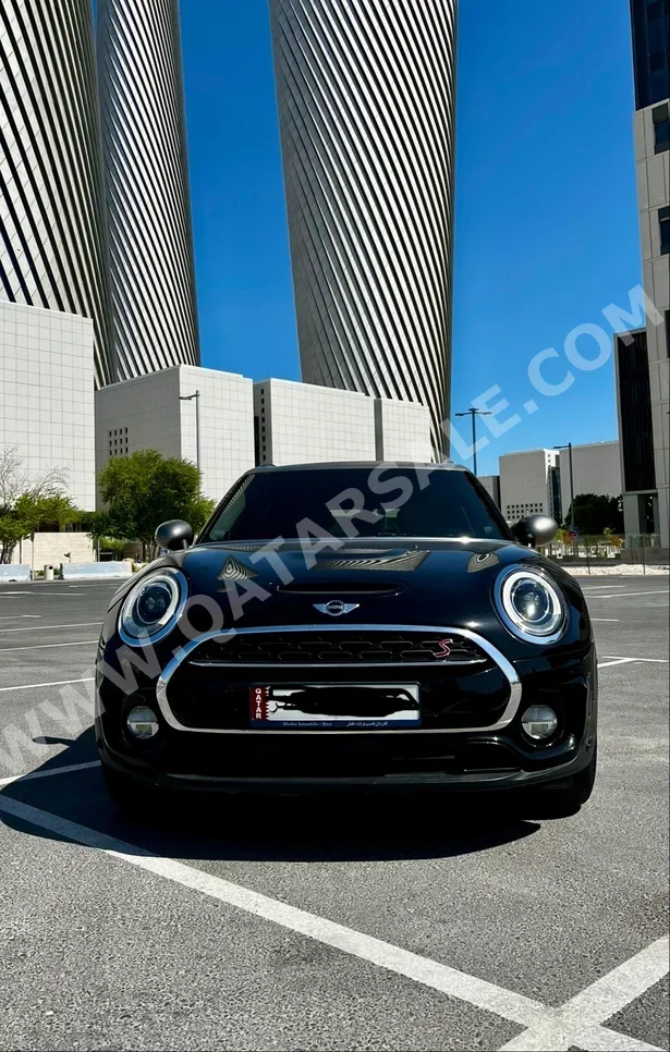 Mini Cooper Clubman S 2018 Automatic 124,000 Km 4 Cylinder Front Wheel Drive (FWD) Hatchback Black and Gray
