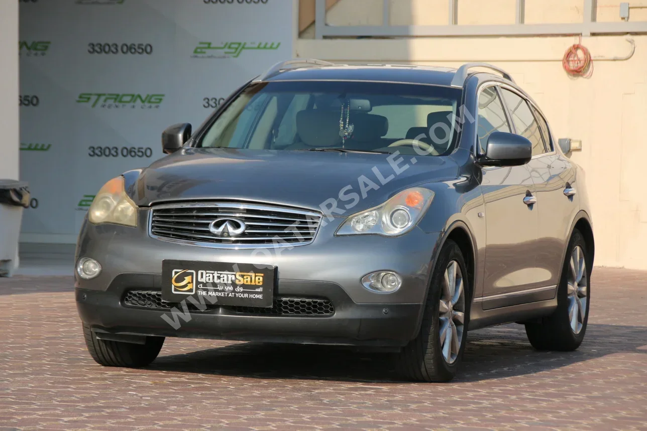 انفنيتي اي اكس 35 2013 اوتوماتيك 130,000 كم 6 سلندر دفع كلي مستمر اس يو في رمادي