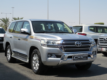 Toyota  Land Cruiser  GXR  2016  Automatic  192,000 Km  8 Cylinder  Four Wheel Drive (4WD)  SUV  Silver