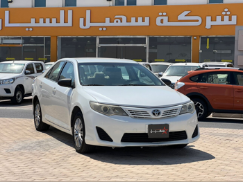 تويوتا  كامري  جي ال  2014  اوتوماتيك  275,000 كم  4 سلندر  سحب امامي  سيدان  أبيض