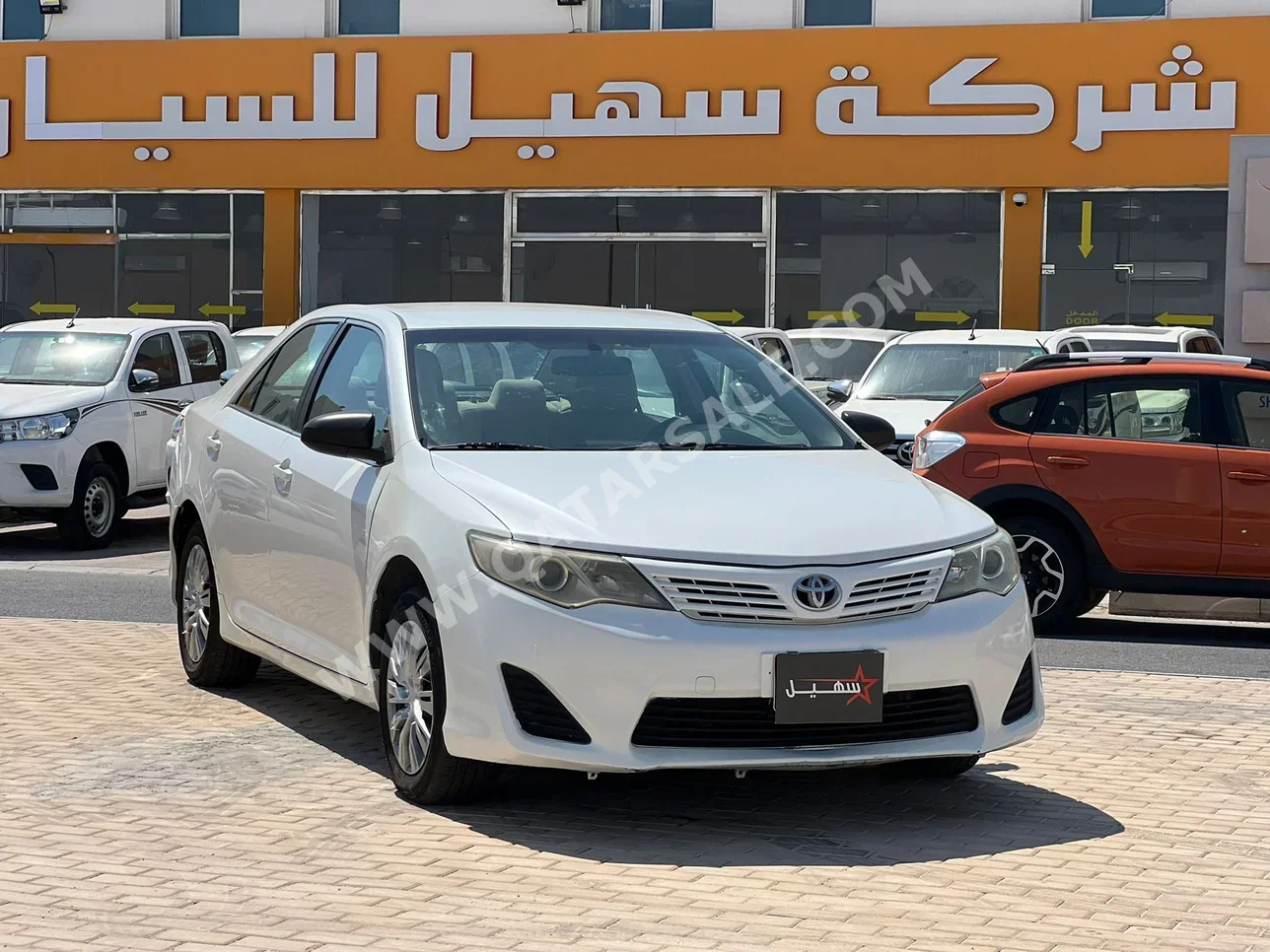 تويوتا  كامري  جي ال  2014  اوتوماتيك  275,000 كم  4 سلندر  سحب امامي  سيدان  أبيض