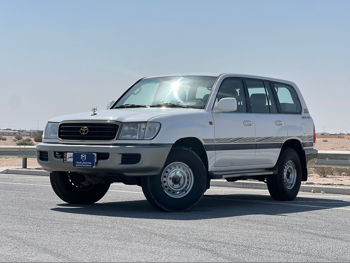 Toyota  Land Cruiser  GXR  2000  Automatic  210,000 Km  6 Cylinder  Four Wheel Drive (4WD)  SUV  White