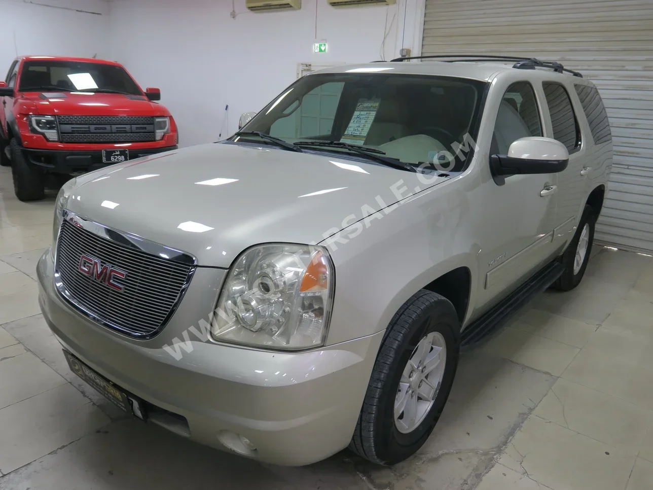 GMC  Yukon  2014  Automatic  156,000 Km  8 Cylinder  Four Wheel Drive (4WD)  SUV  Gold