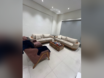 الأرائك والكنب والكراسي هوم سينتر  طقم كنب  - اللون البيج  - مع طاولة  - سرير أريكة