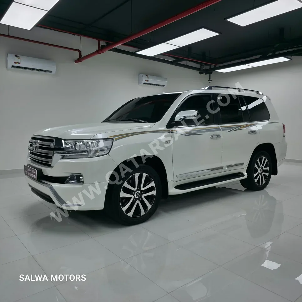 Toyota  Land Cruiser  VXR  2017  Automatic  233,000 Km  8 Cylinder  Four Wheel Drive (4WD)  SUV  White