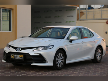 تويوتا  كامري  أل اي  2023  اوتوماتيك  29,000 كم  4 سلندر  سحب امامي  سيدان  أبيض لؤلؤي  تحت الضمان