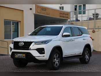 Toyota Fortuner SR5 2025 Automatic 11,000 Km 6 Cylinder Four Wheel Drive (4WD) SUV White With Warranty