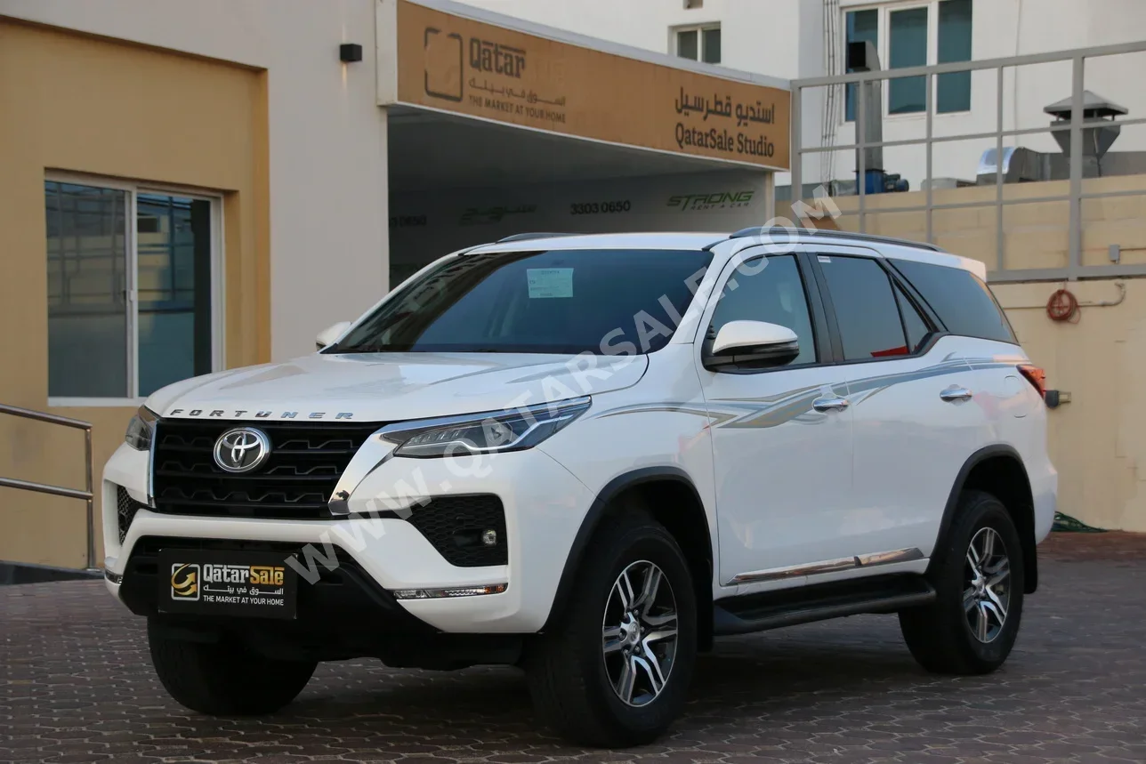 Toyota  Fortuner  SR5  2025  Automatic  11,000 Km  6 Cylinder  Four Wheel Drive (4WD)  SUV  White  With Warranty