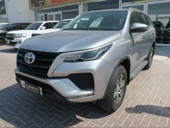 تويوتا  فورشنر  2022  اوتوماتيك  138,000 كم  4 سلندر  دفع رباعي  اس يو في  رمادي