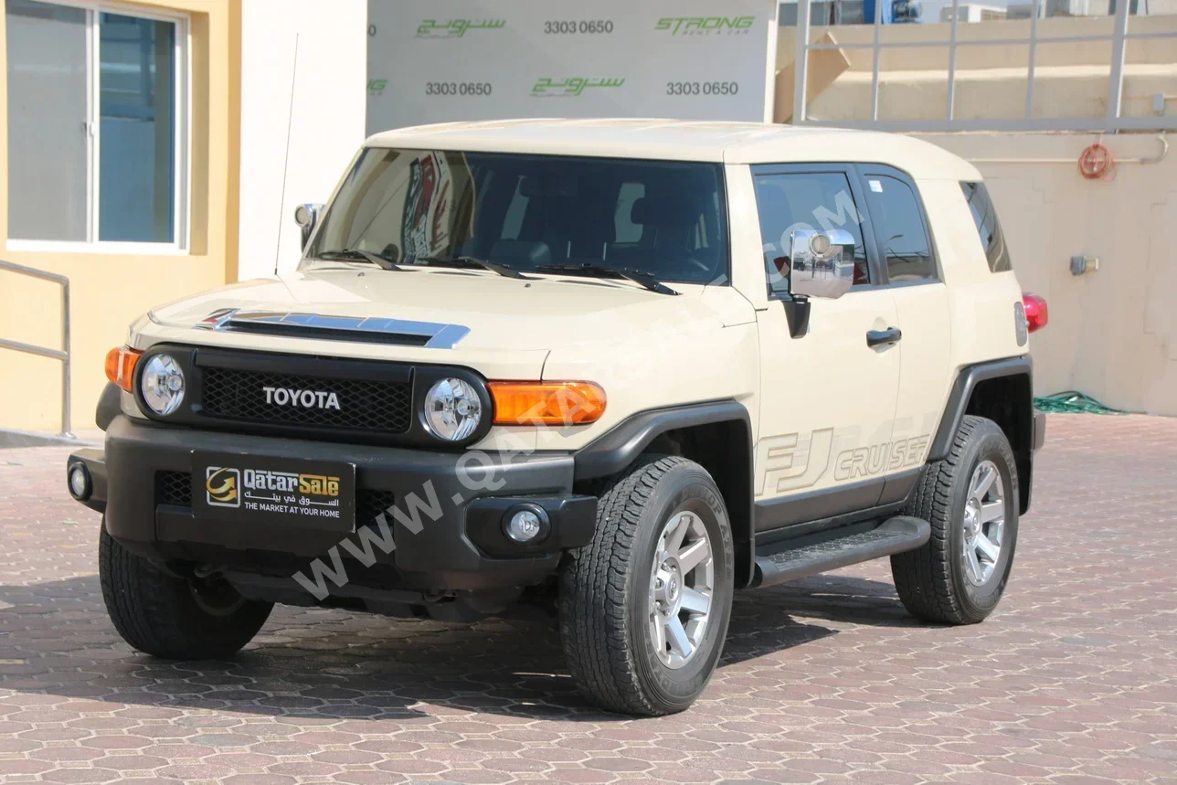 Toyota  FJ Cruiser  2023  Automatic  32,000 Km  6 Cylinder  Four Wheel Drive (4WD)  SUV  Beige  With Warranty
