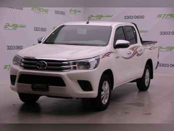 تويوتا هاي لوكس 2025 اوتوماتيك 4,900 كم 4 سلندر دفع خلفي بيكب أبيض تحت الضمان