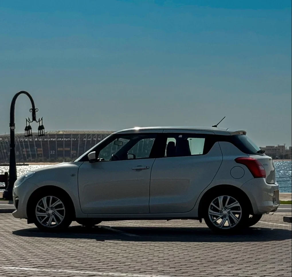 سوزوكي  سويفت  4 سلندر  هاتش باك  أبيض  2022