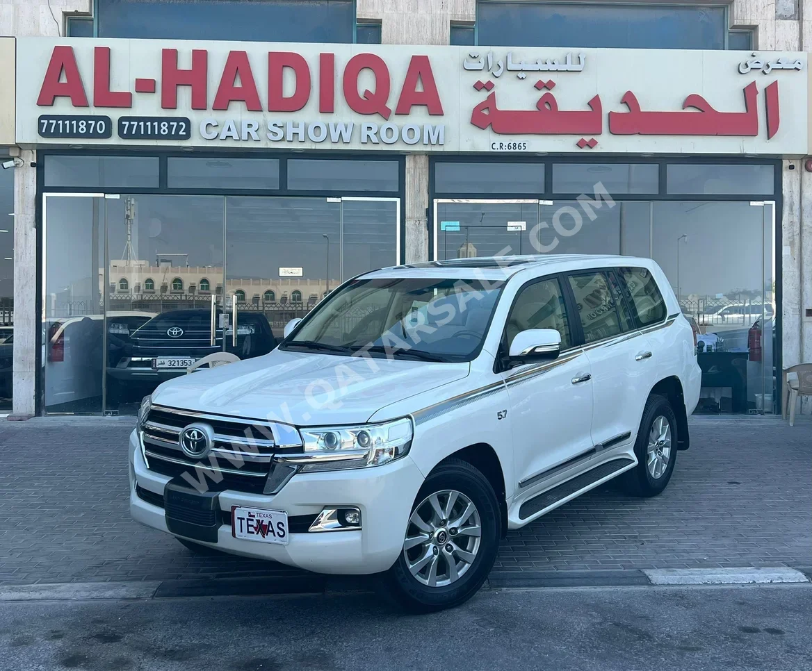Toyota  Land Cruiser  VXR  2017  Automatic  266,000 Km  8 Cylinder  Four Wheel Drive (4WD)  SUV  White