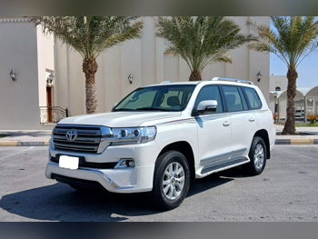 Toyota  Land Cruiser  GXR  2016  Automatic  240,000 Km  8 Cylinder  Four Wheel Drive (4WD)  SUV  White