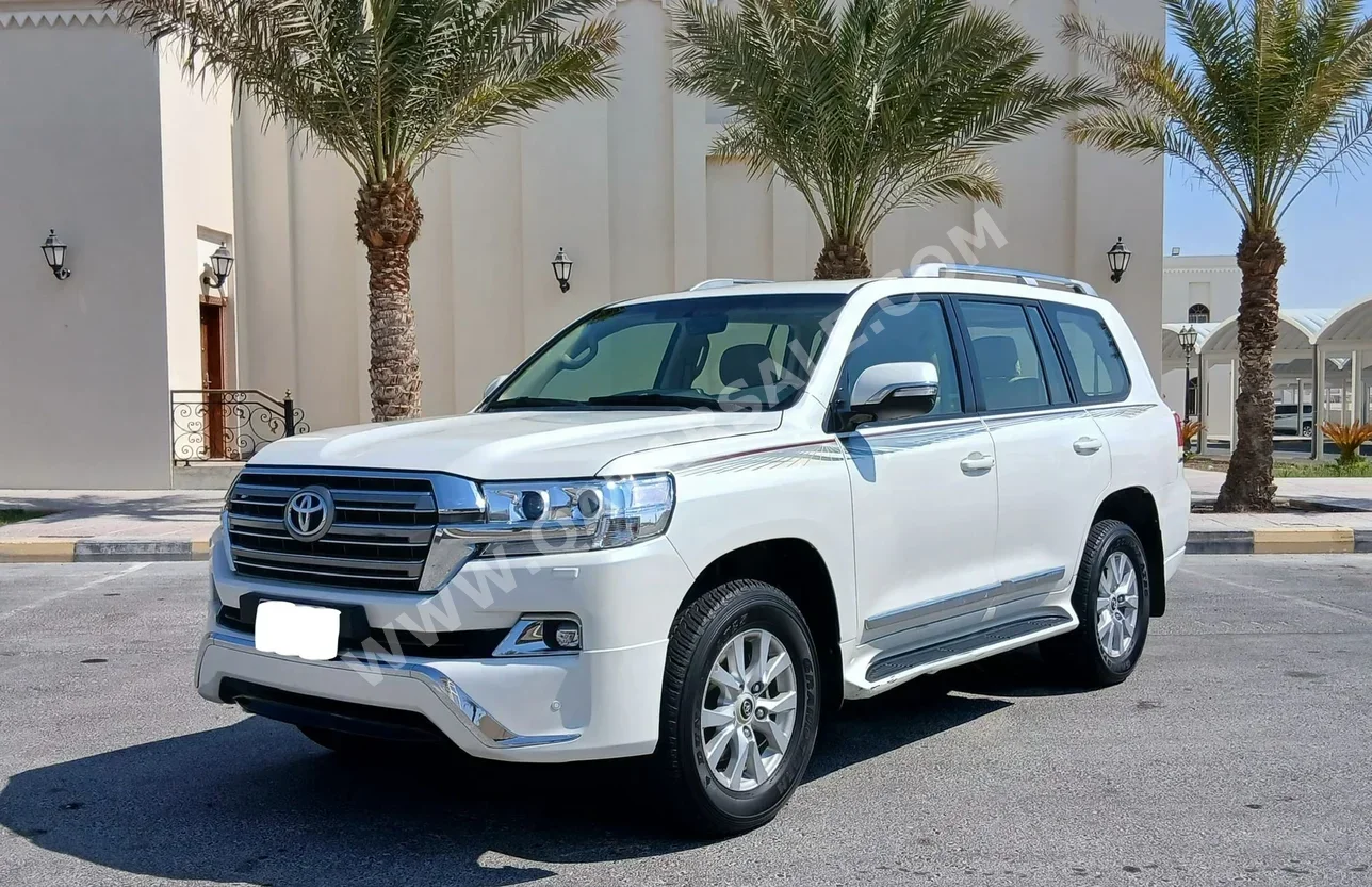 Toyota  Land Cruiser  GXR  2016  Automatic  240,000 Km  8 Cylinder  Four Wheel Drive (4WD)  SUV  White