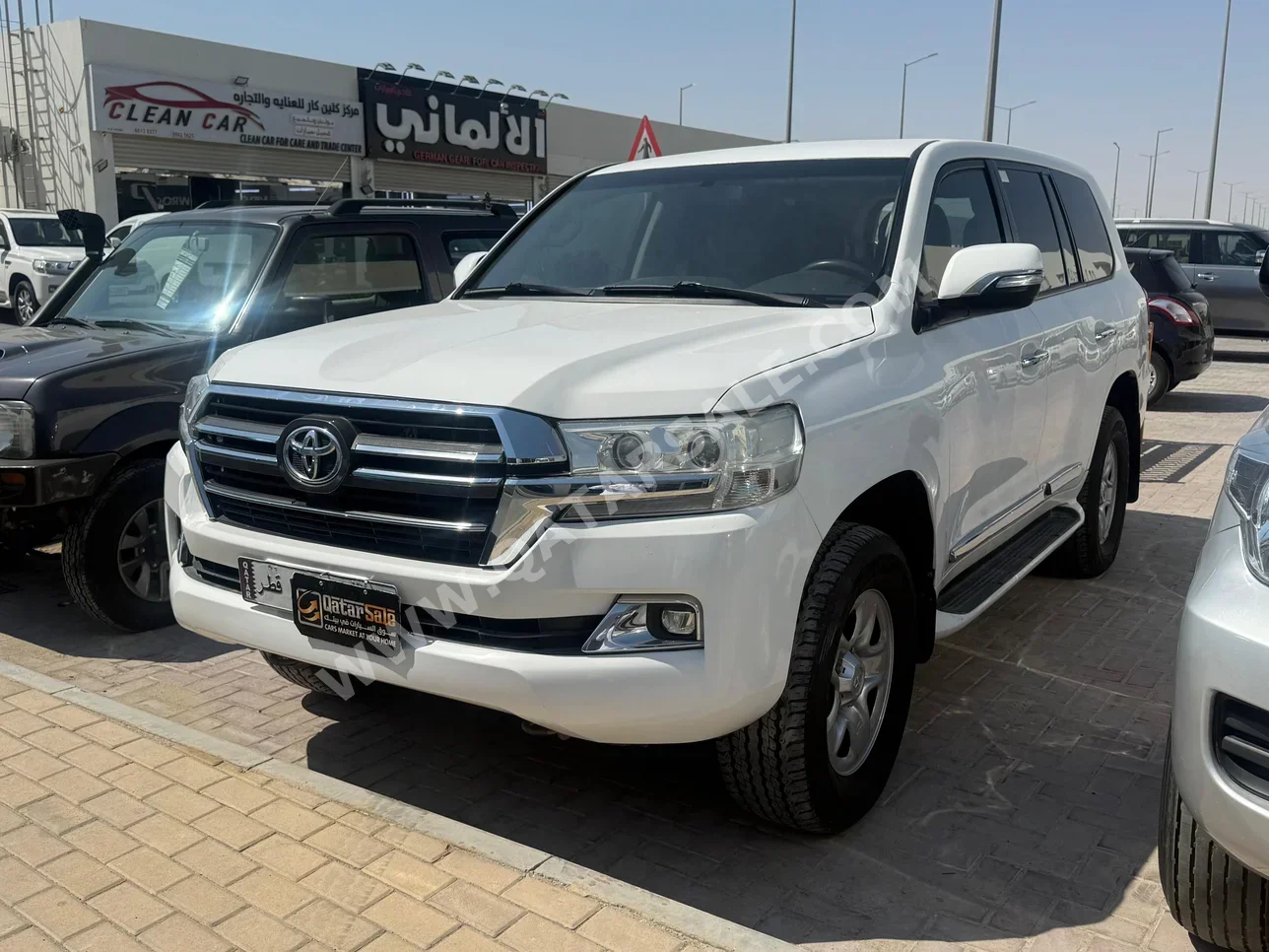 Toyota  Land Cruiser  GXR  2011  Automatic  395,000 Km  6 Cylinder  Four Wheel Drive (4WD)  SUV  White