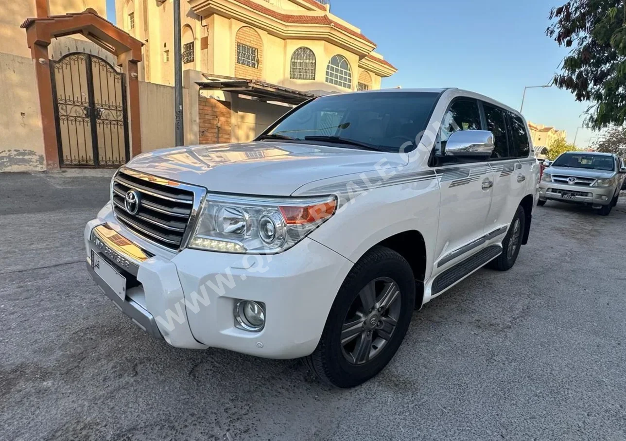 Toyota  Land Cruiser  GXR  2015  Automatic  215,000 Km  8 Cylinder  Four Wheel Drive (4WD)  SUV  White