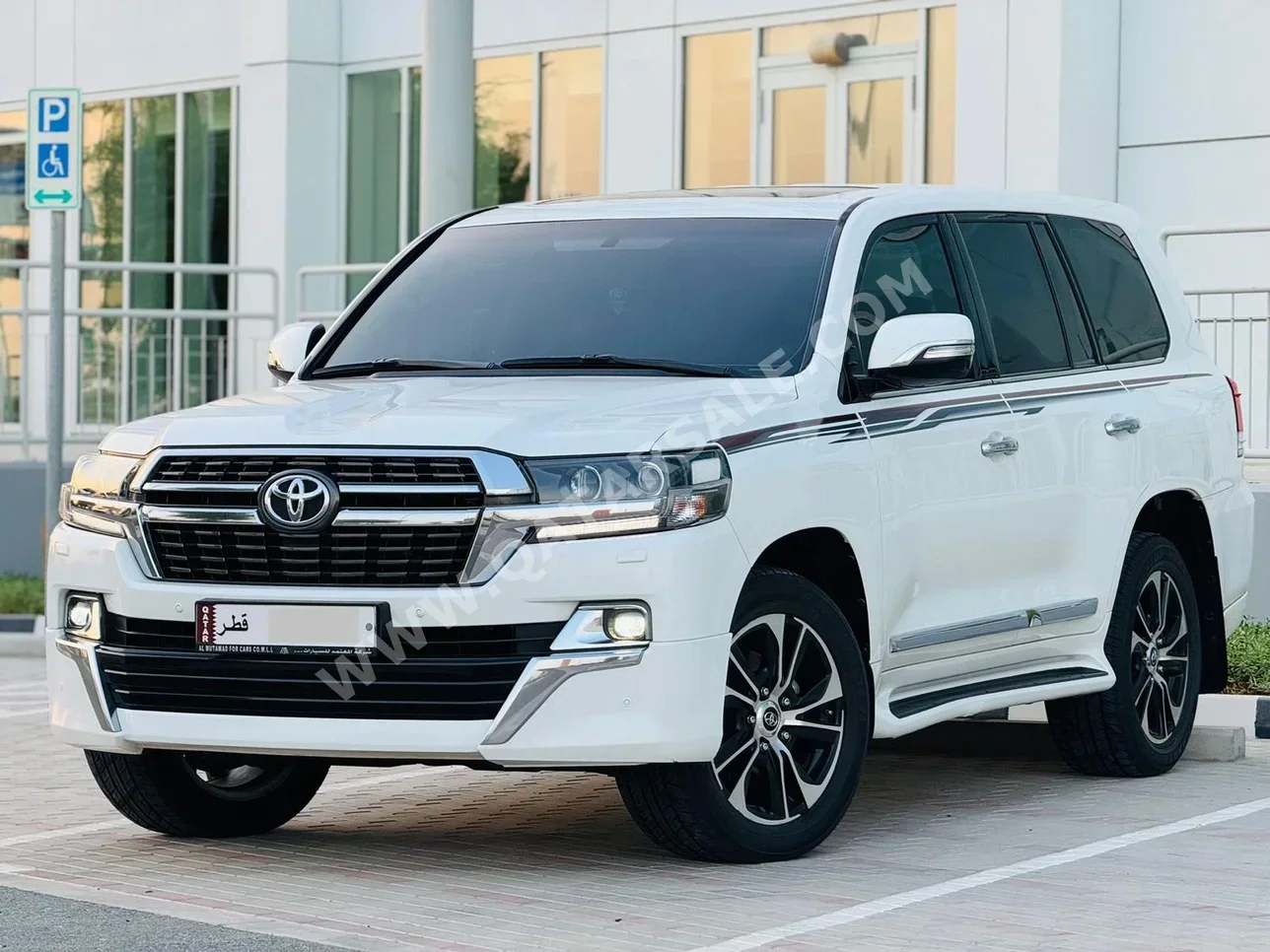 Toyota  Land Cruiser  GXR- Grand Touring  2021  Automatic  108,000 Km  8 Cylinder  Four Wheel Drive (4WD)  SUV  White