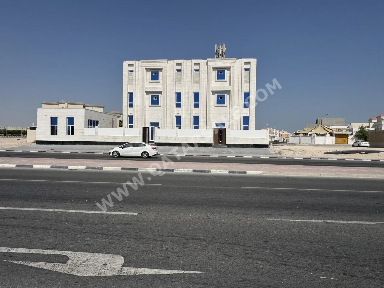 خدمية  - نصف مفروشة  - الريان  - ازغوى  - 12 غرف نوم  - يشمل الماء والكهرباء
