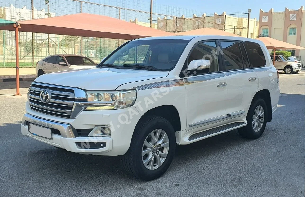 Toyota  Land Cruiser  GXR  2016  Automatic  210,000 Km  8 Cylinder  Four Wheel Drive (4WD)  SUV  White