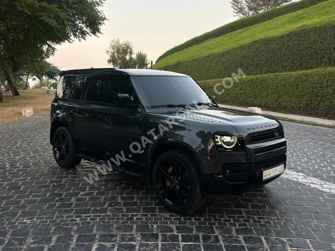 لاند روفر  ديفيندر  إس يو في 4 في 4  أسود  2024