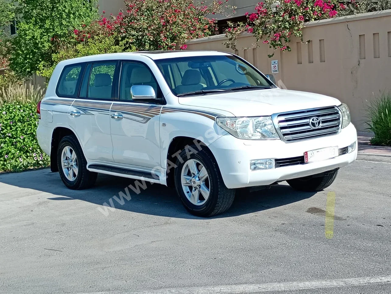 Toyota  Land Cruiser  VXR  2010  Automatic  490,000 Km  8 Cylinder  Four Wheel Drive (4WD)  SUV  White