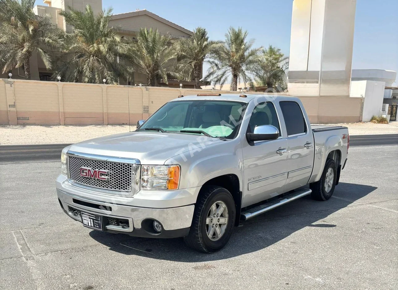 GMC  Sierra  2013  Automatic  246,000 Km  8 Cylinder  Four Wheel Drive (4WD)  Pick Up  Silver