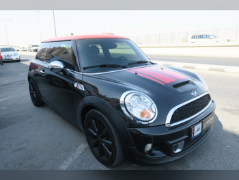 Mini Cooper S 2012 Automatic 120,000 Km 4 Cylinder Front Wheel Drive (FWD) Hatchback Black and Red