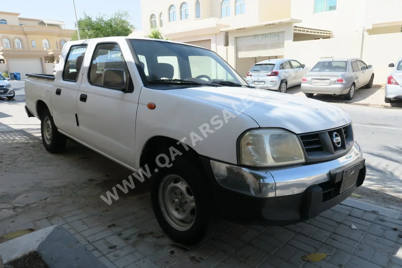 Nissan  Pickup  2011  Manual  546,000 Km  4 Cylinder  Rear Wheel Drive (RWD)  Pick Up  White