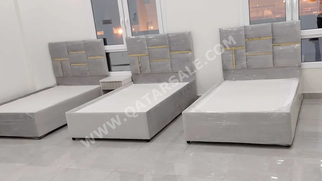 الأسّرة - فردي  - اللون الرمادي  - متضمنة المرتبة