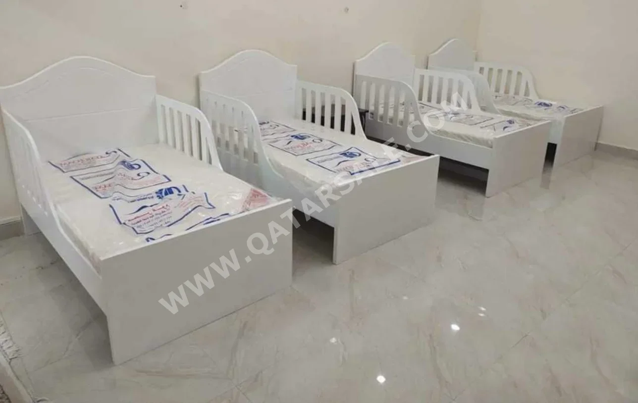 الأسّرة - فردي  - أبيض  - متضمنة المرتبة